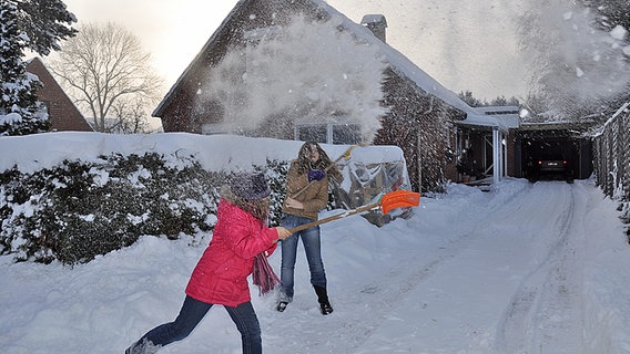 Spaß beim Schneeschippen in Süderholm bei Heide. © NDR Foto: Peter Bartelt