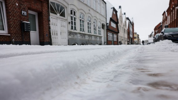 Eine Straße in Rendsburg, welche mit Schnee bedeckt ist. © Frank Molter/dpa-Bildfunk Foto: Frank Molter/dpa-Bildfunk