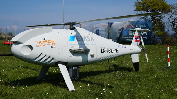 Eine Drohne steht auf einer grünen Wiese.  Foto: Hauke Bülow