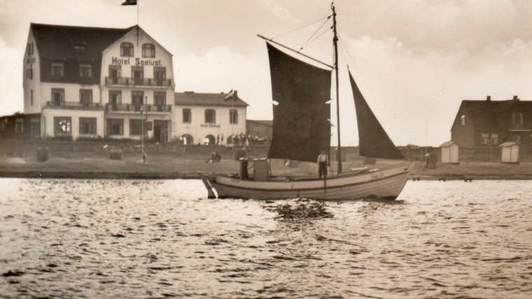 Das historische Bild zeigt das erste Hotel in Schönberger Strand "Seelust" vom Wasser aus. © Projekt Spurensuche