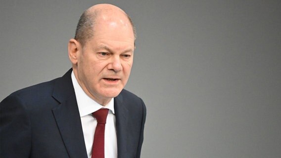 Bundeskanzler Olaf Scholz (SPD) hält eine Regierungserklärung  Foto: Bernd von Jutrczenka