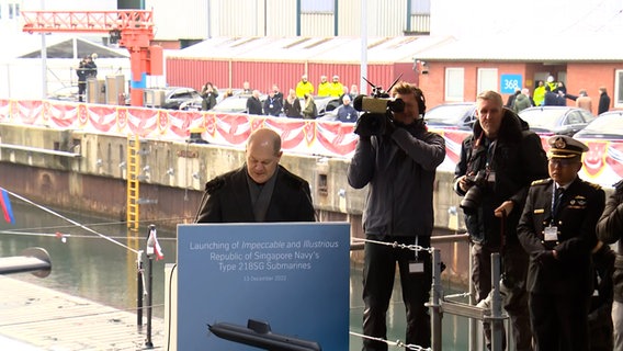 Bundeskanzler Olaf Scholz (SPD) hält eine Rede auf dem Gelände von Thyssenkrupp Marine Systems in Kiel. © NDR 