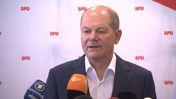 Bundeskanzler Olaf Scholz (SPD) spricht auf dem Parteitag der SPD in Husum. © NDR 