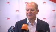 Bundeskanzler Olaf Scholz (SPD) spricht auf dem Parteitag der SPD in Husum. © NDR 