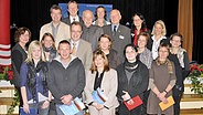 Gruppenfoto der Gewinner  beim Schreibwettbewerb "Ferteel iinjsen 2010" © NDR Foto: NDR