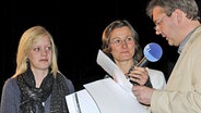 Rike Jessen (l.) beim Schreibwettbewerb "Ferteel iinjsen 2010" © NDR Foto: NDR