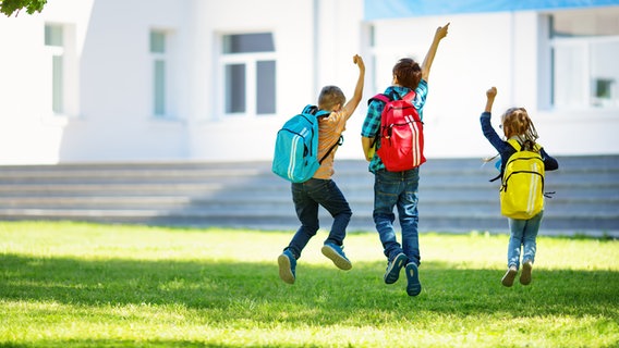 Jubelnde Schulkinder © fotolia.com Foto: candy1812