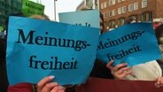 Schüler halten Plakate mit der Aufschrift "Meinungsfreiheit" in die Kamera. © NDR Foto: Torben Dreyer
