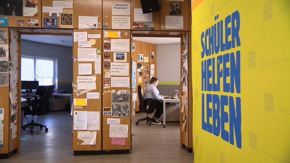 Eine junge Frau sitzt in einem Büro der Organisation "Schüler Helfen Leben" in Neumünster. © NDR 