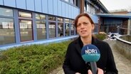 Bildungsministerin Karin Prien (CDU) steht für ein Interview vor der Kamera © NDR Screenshot 
