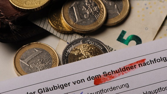 Geldmünzen und Geldscheine liegen in einem Portemonnaie. © picture alliance/dpa Foto: Swen Pförtner/picture alliance/dpa