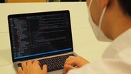 Ein Schüler programmiert auf einem Netbook. © NDR Foto: Helge Albrecht