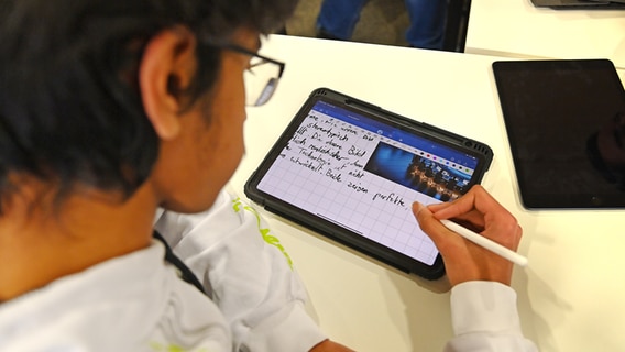 Ein Schüler arbeitet im Klassenzimmer an einem Tablet. © Picture Alliance Foto: Sven Simon, Frank Hoermann