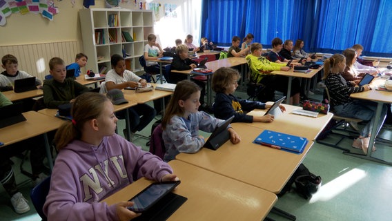 Schüler blicken auf ihre Tablets. © NDR 