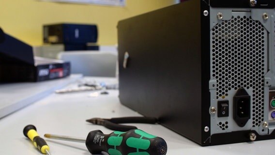 Ein PC-Gehäuse und anderes Werkzeug liegen auf einem Tisch im Rahmen einer AG an der Dörfergemeinschaftsschule Todenbüttel. © NDR Foto: Helge Albrecht
