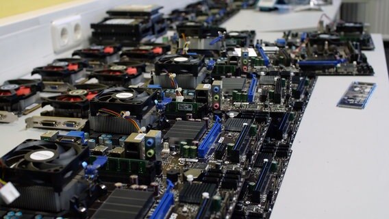 Mainboards und andere PC-Teile liegen auf einem Tisch im Rahmen einer AG an der Dörfergemeinschaftsschule Todenbüttel. © NDR Foto: Helge Albrecht