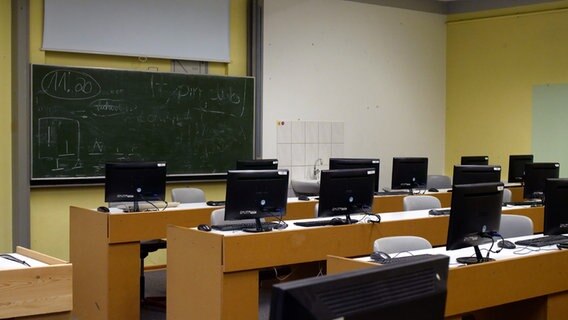 PC-Monitore stehen auf den Tischen in einem Klassenzimmer an der Dörfergemeinschaftsschule Todenbüttel. © NDR Foto: Helge Albrecht
