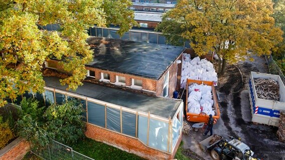 Eine Baustelle ist vor den derzeit gesperrten Klassenräumen der Friedrich-Junge-Gemeinschaftsschule eingerichtet. © dpa-Bildfunk Foto: Frank Molter