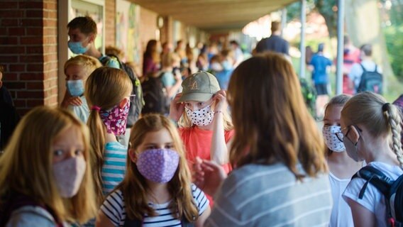 Schülerinnen einer sechsten Klasse stehen vor Beginn des Unterrichts am ersten Schultag nach den Sommerferien an der Max-Planck-Schule in Kiel zusammen. © dpa-Bildfunk Foto: Gregor Fischer