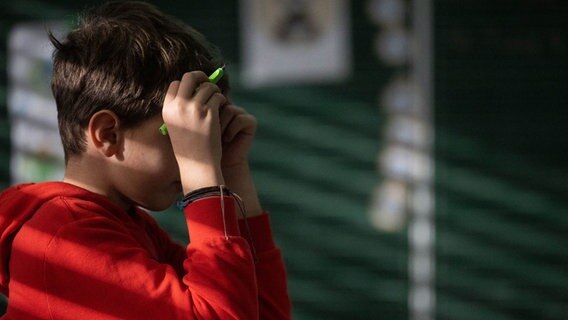 Ein Schüler einer vierten Klasse nimmt am Unterricht teil. © dpa-Bildfunk Foto: Marijan Murat