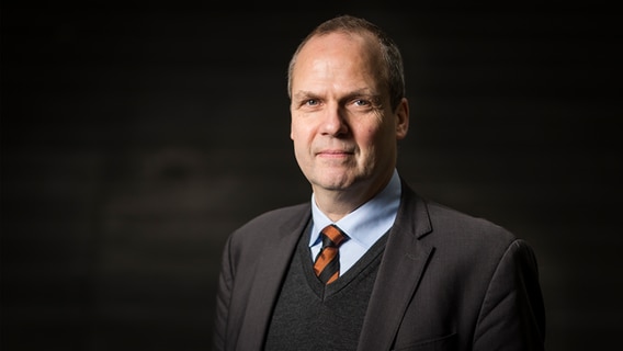 Werner Schwarz posiert für ein Foto Werner Schwarz posiert für ein Foto © Picture Alliance Foto: Florian Gaertner