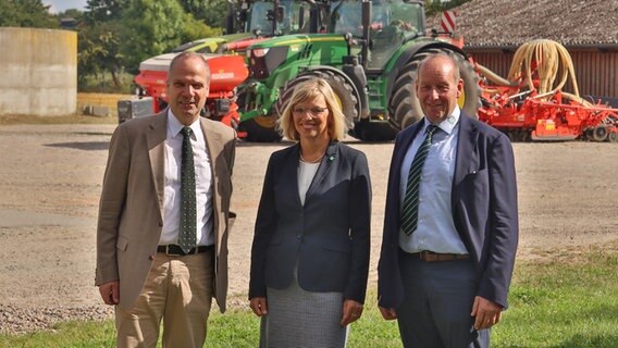 Von links: Landwirtschaftsminister Werner Schwarz (CDU), Präsidentin der Landwirtschaftskammer Ute Volquardsen und
Klaus-Peter Lucht Präsident vom Bauernverband SH. © NDR Foto: Christopher Gaube