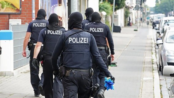 Ein Team aus fünf Polizisten während der Razzia in Neumünster. © Daniel Friederichs Foto: Daniel Friederichs
