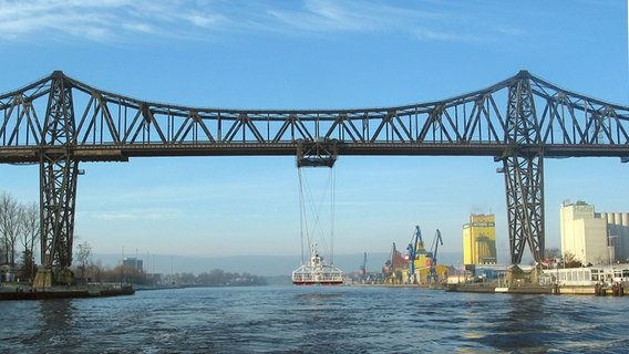 Die Rendsburger Hochbrücke führt über den Kanal. © wsa Kiel 