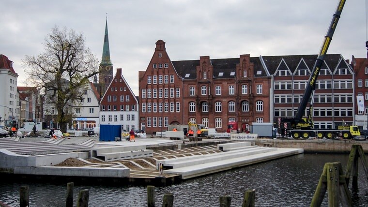 In Lübeck Untertrave wird ein neues Kioskhaus aufgebaut © NDR Foto: Hauke von Hallern