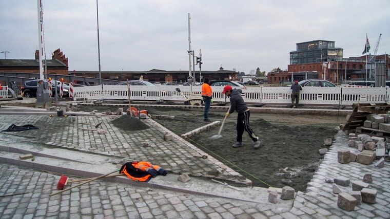 Bauarbeiter errichten einen neuen Untergrund in Lübeck Untertrave © NDR Foto: Hauke von Hallern