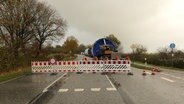 Auf der B203 ist ein Schwertransporter verunglückt. Die Strecke bleibt bei Vogelsang-Grünholz für Bergungsarbeiten gesperrt. © Daniel Friederichs Foto: Daniel Friederichs