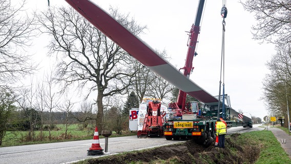 Ein verunfallter Schwertransport sorgt für Vollsperrung der B200. © Benjamin Nolte Foto: Benjamin Nolte
