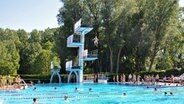 Ein Junge springt im Freibad vom zehn-Meter-Brett © NDR Foto: Florian Ertel