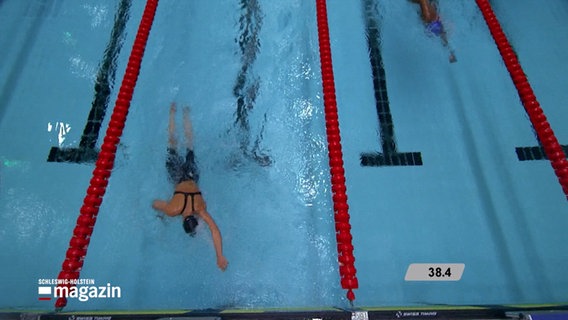 Para-Schwimmer nehmen an einem Wettkampf teil. © NDR 