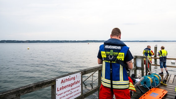 Mehrere Einsatzkräfte stehen auf einem Steg bei Flensburg. © Benjamin Nolte 