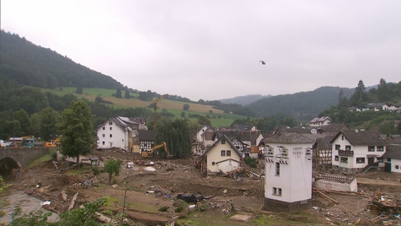 Mehrere zerstörte Häuser nach einer Flut in Ahrweiler in Rheinland-Pfalz. © NDR 
