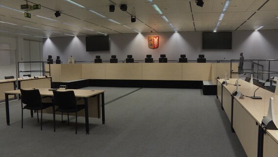 Ein leerer Gerichtssaal. © NDR 