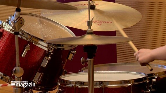 Ein Schlagzeug, das bespielt wird. © NDR 
