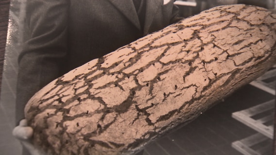 Eine schwarzweiß Aufnahme von einem großen Laib Brot. © NDR 