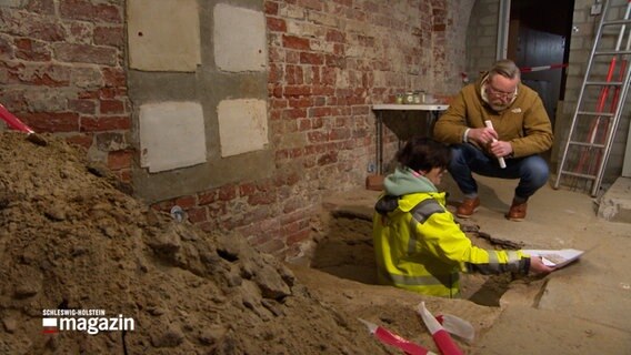 Zwei Menschen arbeiten an einer Ausgrabungsstätte. © NDR 