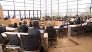 Ein Blick in die Plenarsaal im Kieler Landeshaus während einer Debatte. © NDR 