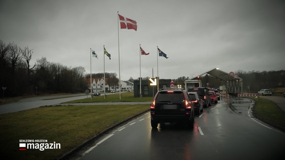 Mehrere Autos stehen vor der deutsch-dänische Grenze. © NDR 