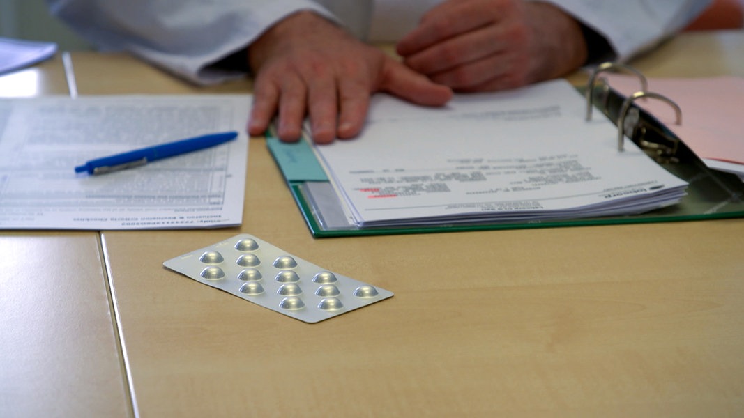 Eine Packung mit Tabletteb liegt auf einem Tisch bei einem Arzt in der Dermatologe der UKSH in Kiel.
