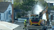 Am Ort der Explosion in Niendorf ist die Feuerwehr im Einsatz. © NDR Foto: NDR Screenshot