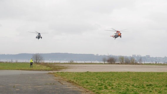 Zwei Hubschrauber vom Typ "Sea King" fliegen an zum Landen. © NDR Foto: Lisa Pandelaki
