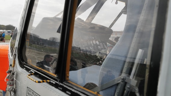 Blick ins Cockpit einer "Sea King". © NDR Foto: Lisa Pandelaki