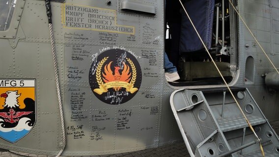 Auf einer "Sea King" haben viele Menschen unterschrieben, die sie von ihrer Zeit bei der Marine kennen. © NDR Foto: Lisa Pandelaki