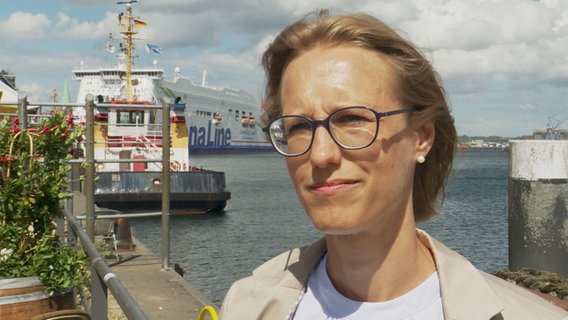 Die Seerechtsexpertin Nele Matz-Lück steht vor der Kieler Förde und gibt ein Interview. Die Seerechtsexpertin Nele Matz-Lück steht vor der Kieler Förde und gibt ein Interview.