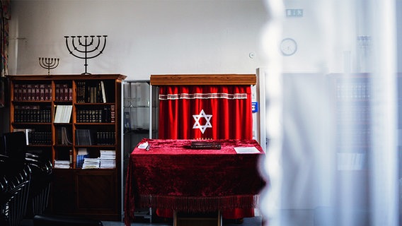 Eine Synagoge, in der die Bereiche für Männer und Frauen mit Hilfe eines Vorhangs getrennt werden. © NDR Foto: Lisa Pandelaki