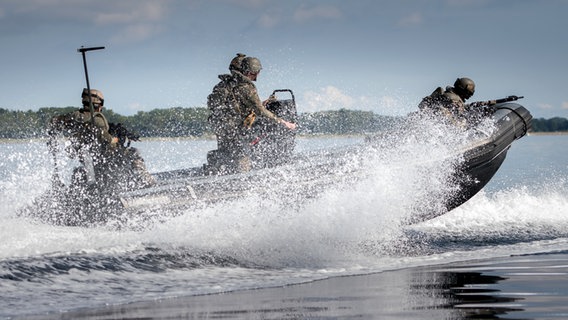 Vier Soldaten des Seebataillon fahren schnell in einem Schlauchboot über das Wasser. © Presse- und Informationszentrum Marine Foto: Presse- und Informationszentrum Marine